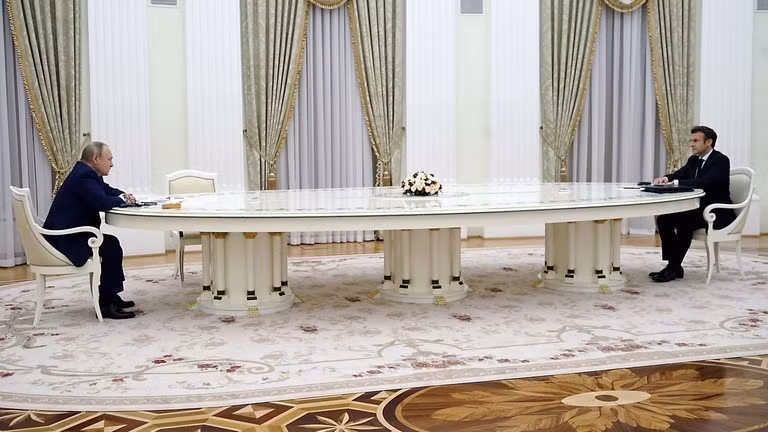 Tổng thống Nga Vladimir Putin (trái) và Tổng thống Pháp Emmanuel Macron.