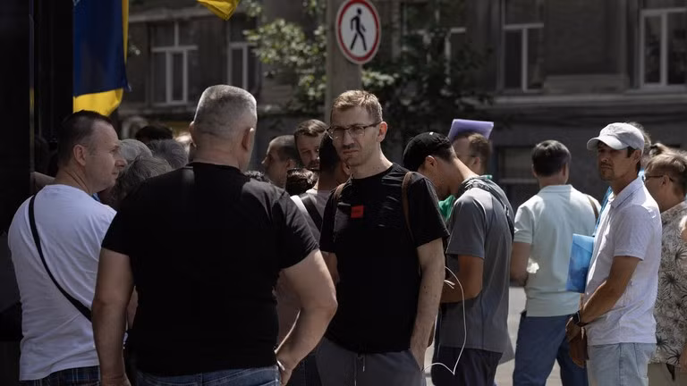 Những người đàn ông Ukraine chờ đợi bên ngoài một trung tâm tuyển quân ở Odessa.