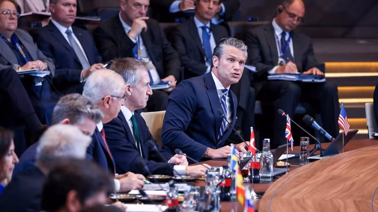 Bộ trưởng Chiến tranh Mỹ Pete Hegseth tại cuộc họp các bộ trưởng quốc phòng NATO ở Brussels, ngày 18/6/2026.