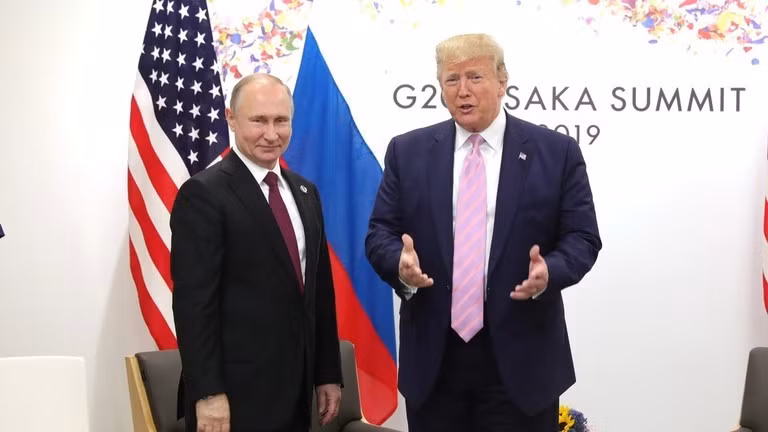 Tổng thống Mỹ Donald Trump (phải) và Tổng thống Nga Vladimir Putin tại hội nghị thượng đỉnh G20 ở Osaka, Nhật Bản, ngày 28/6/2019.