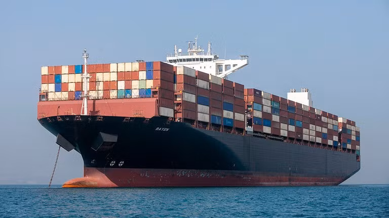 Một tàu thương mại đang neo đậu tại eo biển Hormuz gần đảo Larak của Iran.