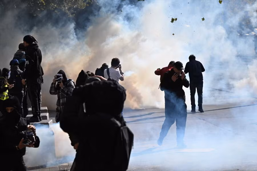 Cảnh sát bắn hơi cay và đụng độ với đám đông người biểu tình ở Paris, Pháp, ngày 17/10/2026.
