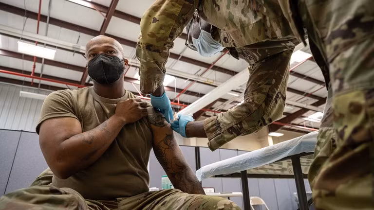 Tiêm vaccine ngừa Covid-19 tại căn cứ quân sự Fort Knox ở Kentucky, ngày 9/9/2021.