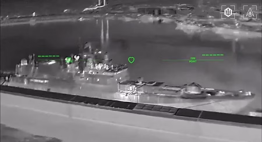 Khoảnh khắc UAV Ukraine tấn công tàu khu trục Admiral Makarov của Nga ở Biển Đen, ngày 6/4/2026.