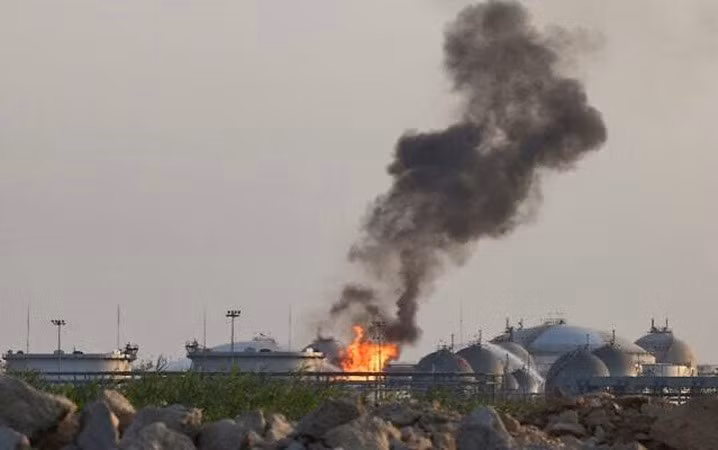 Khói đen bốc cao sau cuộc tấn công tên lửa của Houthi nhằm vào cơ sở dầu mỏ của Saudi Arabia, ngày 25/10/2026.
