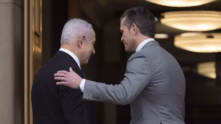 Bộ trưởng Chiến tranh Mỹ Pete Hegseth (phải) và Thủ tướng Israel Benjamin Netanyahu.