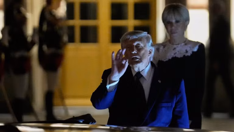 Tổng thống Mỹ Donald Trump ký bản ghi nhớ thỏa thuận với Iran tại Cung điện Versailles ở Pháp, ngày 17/6/2026.