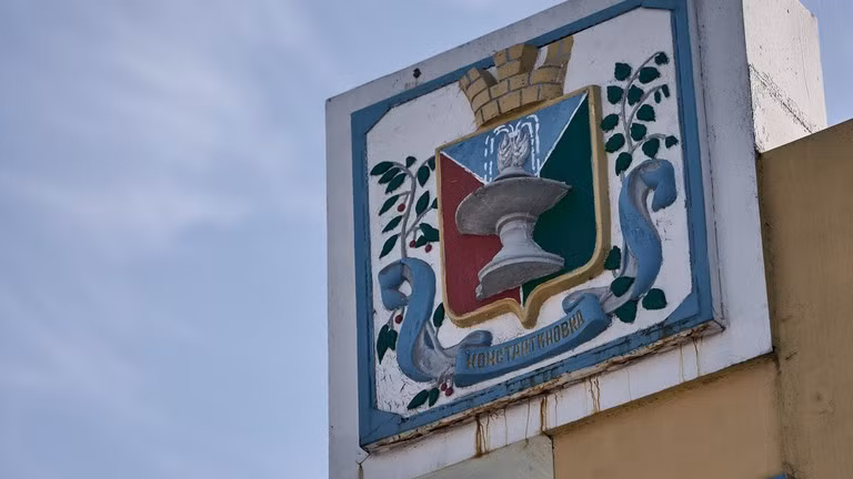 Tấm bia đá đánh dấu lối vào thành phố Konstantinovka ở DPR.