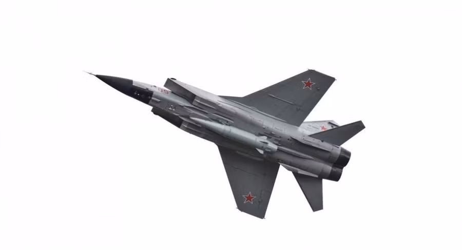 Tên lửa Kh-47 Kinzhal gắn dưới thân máy bay chiến đấu MiG-31K của Nga.