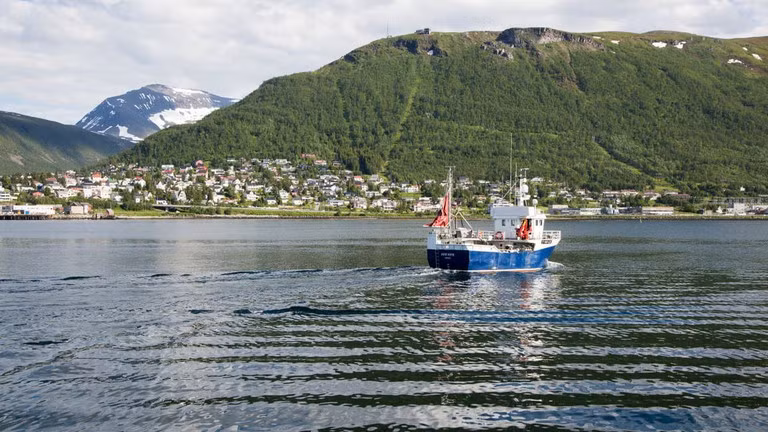 Một tàu đánh cá rời cảng Tromso, Na Uy.