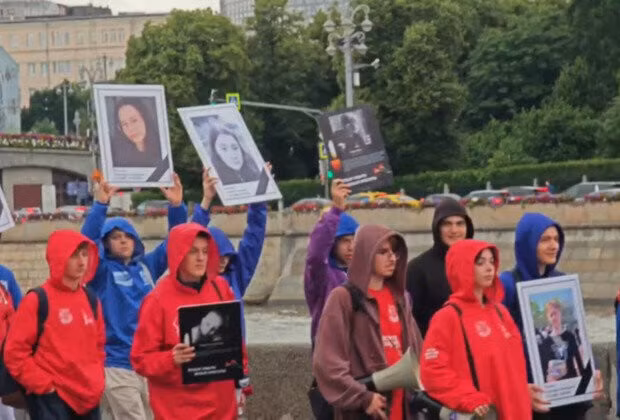 Hàng trăm người ở Moscow, Nga biểu tình lên án Anh là nhà tài trợ khủng bố, ngày 18/6/2026.