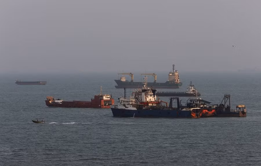 Các tàu thương mại đang di chuyển ở eo biển Hormuz.