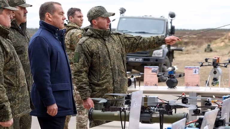 Ông Dmitry Medvedev thăm một trung tâm huấn luyện của Quân khu Leningrad ở Nga.