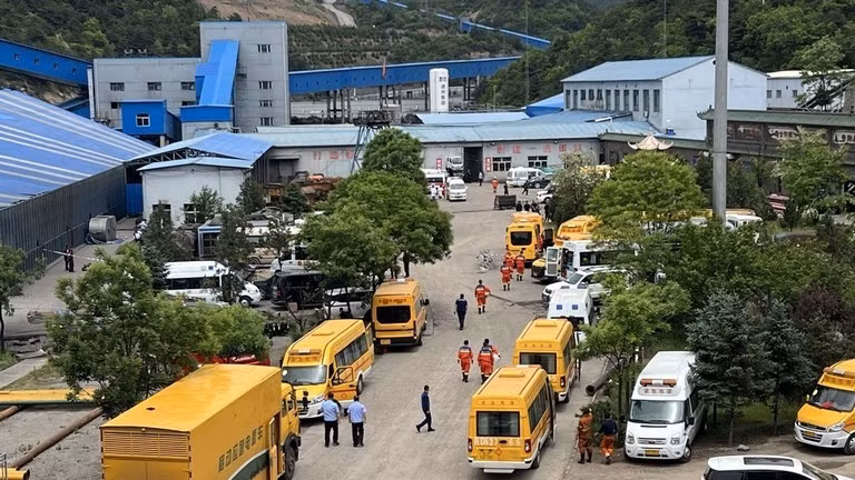 Lực lượng chức năng được điều đến hiện trường vụ nổ tại mỏ Liushenyu ở huyện Qinyuan, tỉnh Sơn Tây, Trung Quốc, ngày 22/5/2026.
