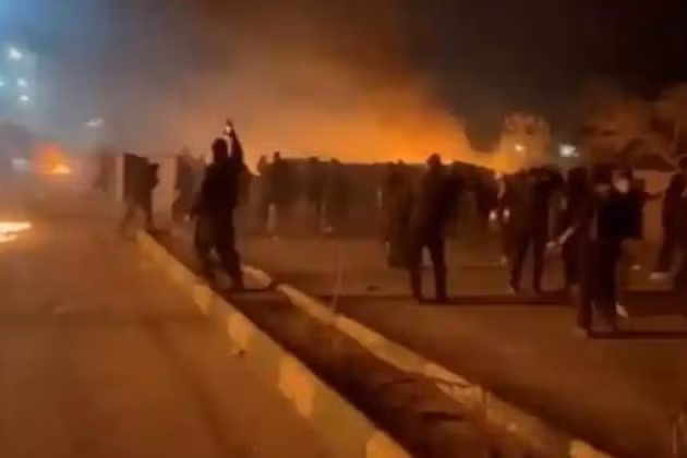 Biểu tình nổ ra bên ngoài Văn phòng Bộ Ngoại giao Iran ở thành phố Mashhad, ngày 13/6/2026.