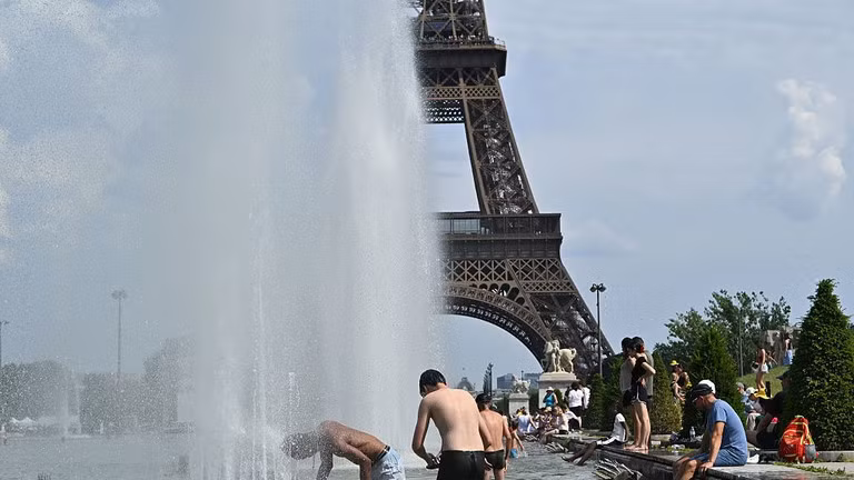 Người dân giải nhiệt tại các đài phun nước giữa đợt nắng nóng ở Paris, Pháp, ngày 20/6/2026.