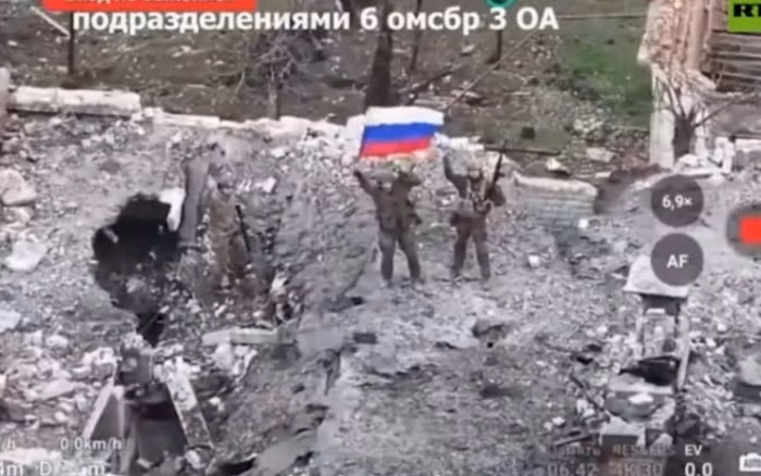 Binh sĩ Nga giương cờ ở Siversk - địa bàn quan trọng ở Donbass.