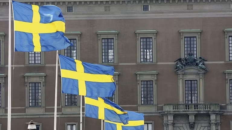 Cờ Thụy Điển tung bay bên ngoài Cung điện Hoàng gia Stockholm.