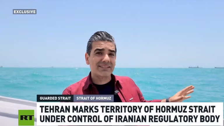 Phóng viên Saman Kojouri của hãng tin RT tại eo biển Hormuz, Iran, ngày 21/5/2026.