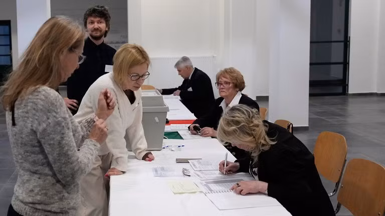 Các thành viên Ủy ban bầu cử chuẩn bị một điểm bỏ phiếu cho cuộc bầu cử ở Budapest, ngày 12/4/2026 .
