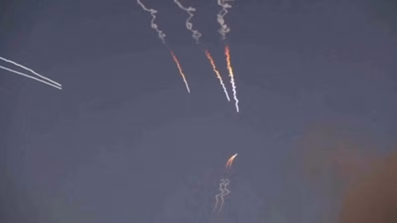 Iran phóng tên lửa đạn đạo về phía các căn cứ Mỹ ở Bahrain, ngày 8/9/2026.