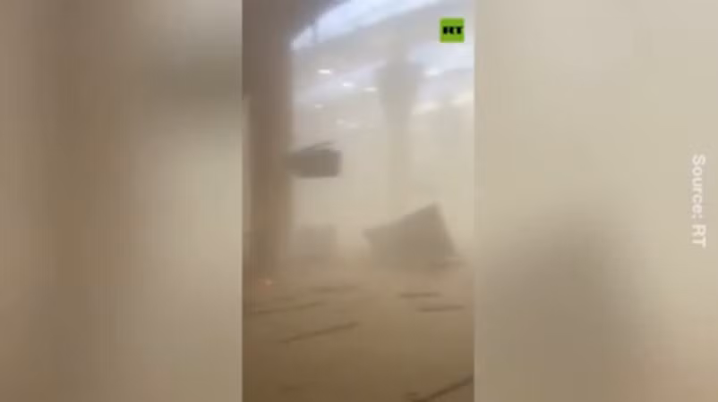 Nhà ga hành khách sân bay Kuwait đầy khói bụi do trúng tên lửa Patriot, ngày 3/6/2026.