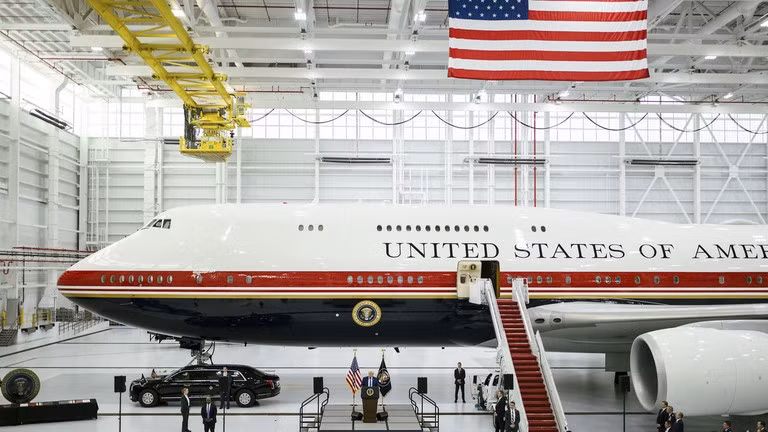 Tổng thống Mỹ Donald Trump bên máy bay Boeing 747-8 do Qatar tặng, được tân trang lại thành chuyên cơ Air Force One..