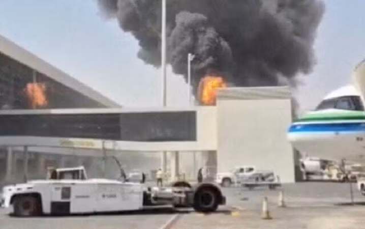 Sân bay Quốc tế King Khalid ở Riyadh, Saudi Arabia, bị tấn công tên lửa, ngày 8/10/2026.