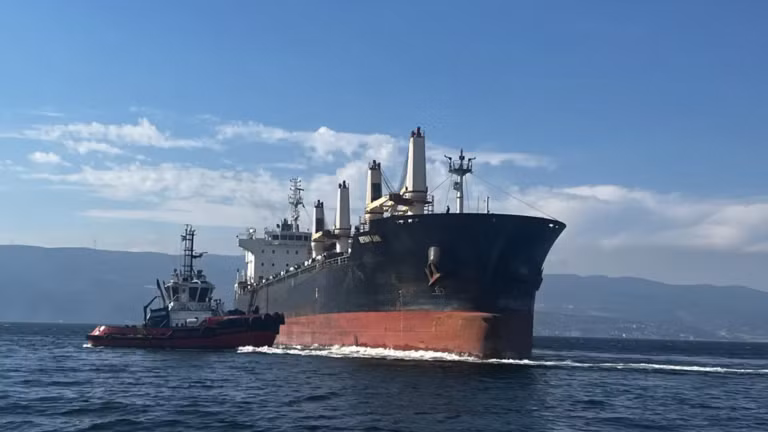 Tàu MV Reyhan Sari treo cờ Thổ Nhĩ Kỳ bị UAV tấn công ngoài khơi cảng Novorossiysk của Nga, ngày 22/7/2026.