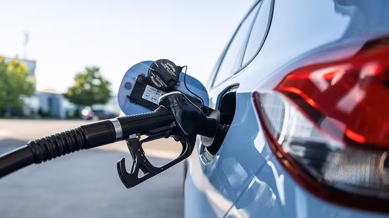 EU dự kiến ​​nới lỏng kế hoạch của khối về việc chấm dứt bán xe chạy xăng và dầu diesel mới từ năm 2035.