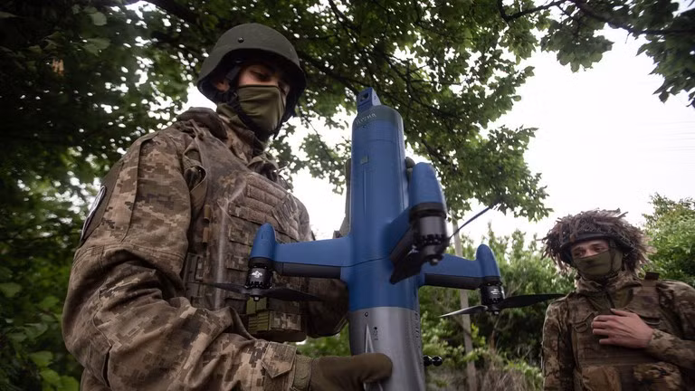 Các binh sĩ Ukraine cầm UAV đánh chặn.