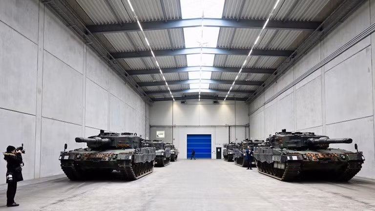 Xe tăng Leopard 2 trên dây chuyền sản xuất tại Đức.