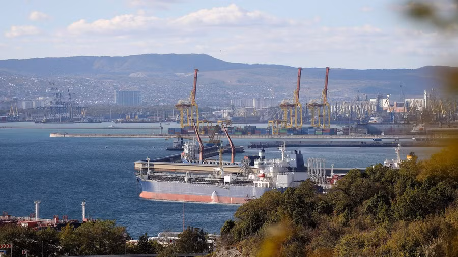 Một tàu chở dầu đang neo đậu tại khu phức hợp Sheskharis ở Novorossiysk, Nga.