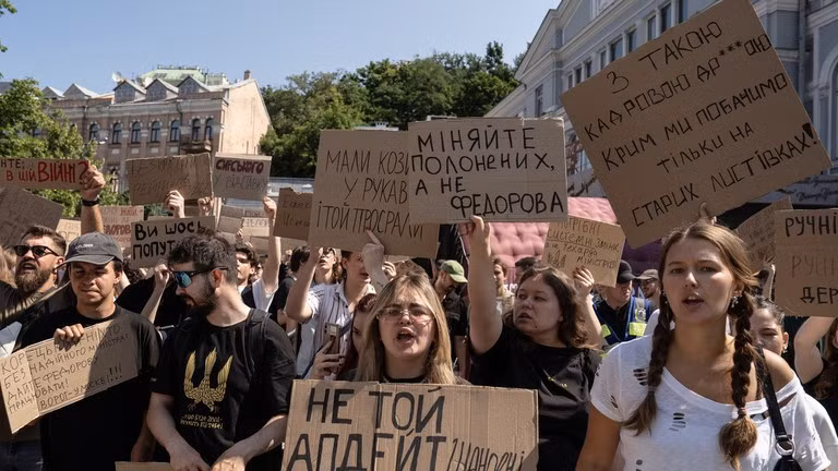 Người dân ở Kiev biểu tình phản đối Tổng thống Zelensky sa thải Bộ trưởng Quốc phòng Mikhail Fedoro, ngày 16/7/2026.