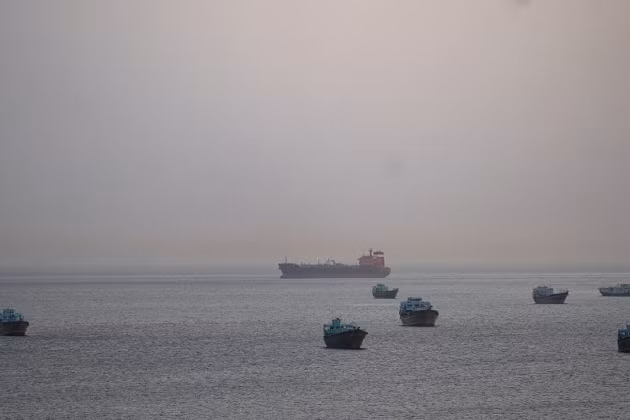 Mỹ dọa trừng phạt các công ty vận tải biển trả phí cho Iran để được đi qua eo biển Hormuz.