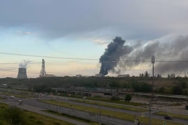 Những đám khói lớn dày đặc tại khu vực Cảng dầu St. Petersburg sau cuộc tấn công UAV của Ukraine, ngày 3/6/2026.