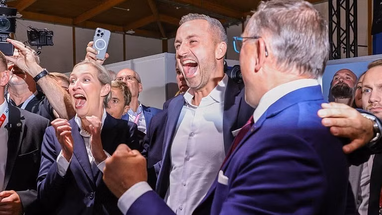 Các chính trị gia nổi bật của đảng AfD từ trái qua: Alice Weidel, Ulrich Siegmund và Tino Chrupalla ăn mừng kết quả bầu cử ở Magdeburg, Đức, ngày 6/9/2026.
