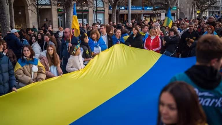 Người tị nạn Ukraine tham gia một cuộc biểu tình tại một trong các thành phố châu Âu.