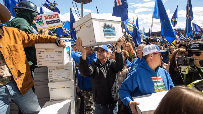 Các nhà hoạt động nhóm Stay Free Alberta mang theo những thùng chữ ký để nộp cho Ủy ban Bầu cử Alberta tại Edmonton, ngày 4/5/2026.