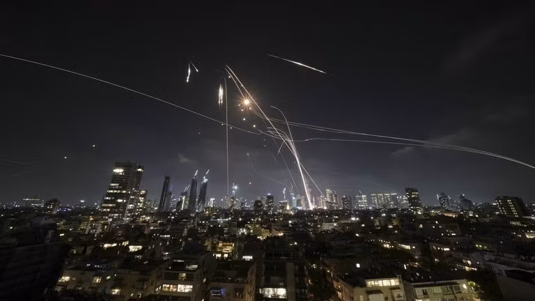 Hệ thống phòng không Iron Dome của Israel khai hỏa để đánh chặn tên lửa trên bầu trời Tel Aviv, Israel, đêm 13/6/2025.