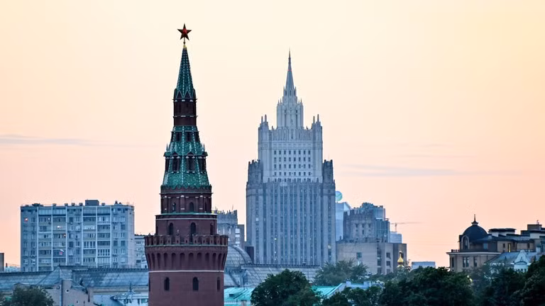 Điện Kremlin và trụ sở Bộ Ngoại giao Nga ở Moscow.
