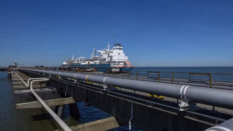Đường ống dẫn khí chính tại nhà ga LNG ở Wilhelmshaven, Đức.