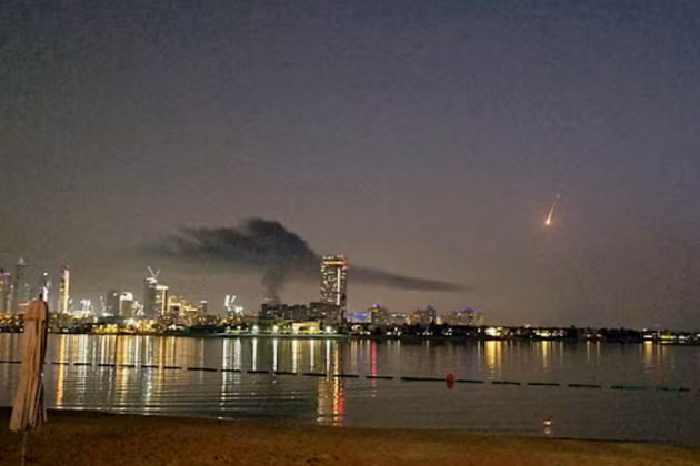 Khói đen bốc cao sau loạt vụ nổ lớn ở Dubai, UAE, ngày 16/7/2026.