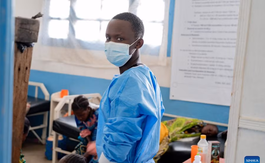 Nhân viên y tế đang điều trị ca nhiễm Ebola tại một bệnh viện ở Cộng hòa Dân chủ Congo.