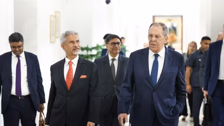 Ngoại trưởng Nga Sergey Lavrov (phải) và Ngoại trưởng Ấn Độ Subrahmanyam Jaishankar.
