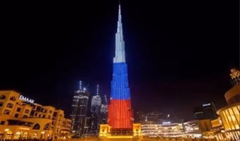 Tòa nhà chọc trời Burj Khalifa ở Dubai, UAE, được thắp sáng bằng màu cờ Nga, ngày 12/6/2026.
