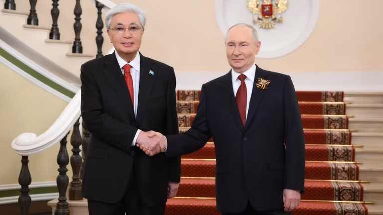 Tổng thống Nga Vladimir Putin (phải) và Tổng thống Kazakhstan Kassym-Jomart Tokayev.