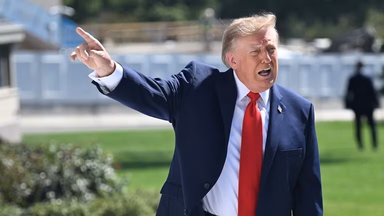 Trump khuy&ecirc;n Ukraine bầu Tổng thống mới: Thay đổi l&atilde;nh đạo trong bối cảnh khủng hoảng - Ảnh 1.