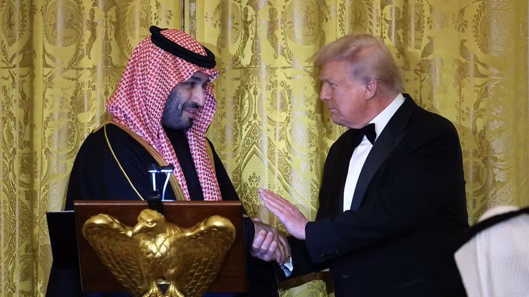 Tổng thống Mỹ Donald Trump (phải) và Thái tử Saudi Arabia Mohammed bin Salman.
