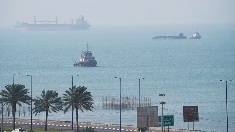 Các tàu thuyền di chuyển gần đảo Qeshm của Iran ở eo biển Hormuz.